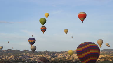 Sıcak hava balonları vadiler, Göreme, Türkiye üzerinde uçan bir sürü. Cappadocia bir sıcak hava balonu bir yolculuk yapmak için dünyanın dört bir yanından gelen turistler gel.