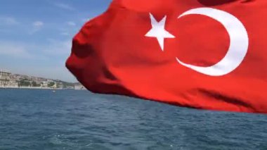 Türk bayrağı sallayarak bir Istanbul gemi kıçı üzerinde yüzen olduğunu