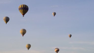 Türkiye, Gogeme - 20 Mayıs. Sıcak hava balonları vadiler, Göreme, Türkiye üzerinde uçan bir sürü. Cappadocia bir sıcak hava balonu bir yolculuk yapmak için dünyanın dört bir yanından gelen turistler gel.