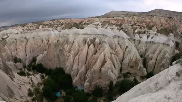 POV Escursioni a piedi attraverso Rose Valley e White Valley in Cappadocia . — Video Stock