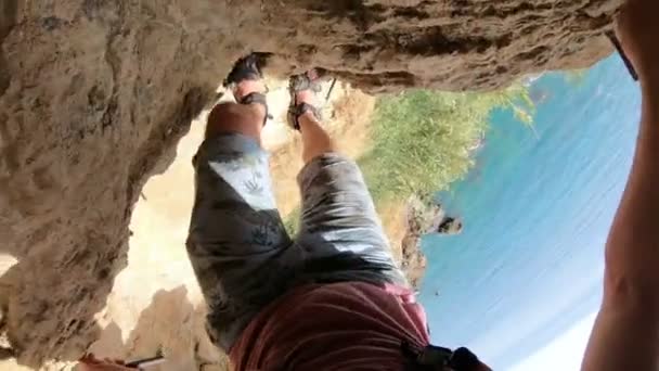 POV Shot klättring i Nedre Düdens vattenfall område nära Antalya vid Medelhavet kusten av Turkiet. — Stockvideo