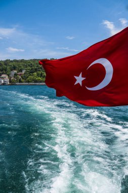 Güzel manzaralı Istanbul'da Türkiye'nin bayrak Boğaz'ın kıyı şeridi
