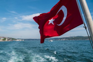 Güzel manzaralı Istanbul'da Türkiye'nin bayrak Boğaz'ın kıyı şeridi