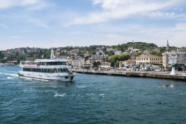 Güzel görünüm boğaz Sahili enfes ahşap evler ve tekne ile İstanbul'a