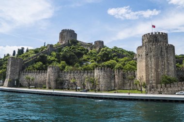 Istanbul'da Boğaz'ın sahil şeridi üzerinde kalenin güzel manzara