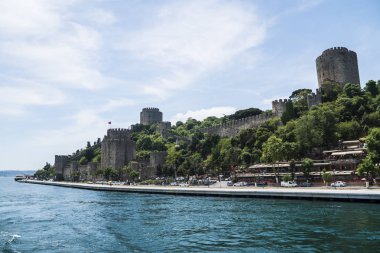 Istanbul'da Boğaz'ın sahil şeridi üzerinde kalenin güzel manzara