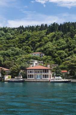Güzel görünüm boğaz Sahili enfes ahşap evler ve tekne ile İstanbul'a