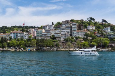 Güzel görünüm boğaz Sahili enfes ahşap evler ve tekne ile İstanbul'a