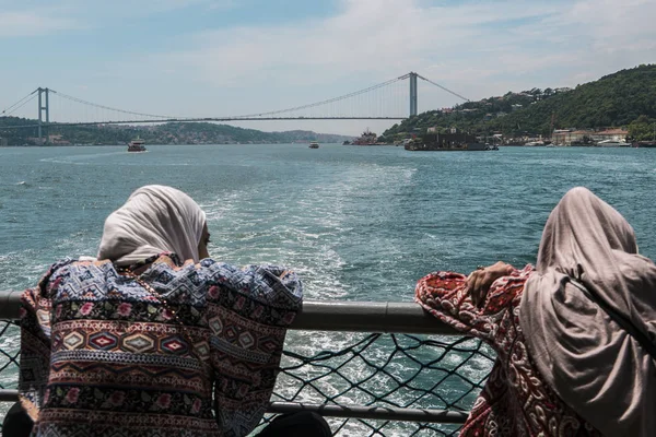 Başörtüsü'de iki Müslüman kız Istanbul Boğaz sahil güzel görünümü zevk vardır