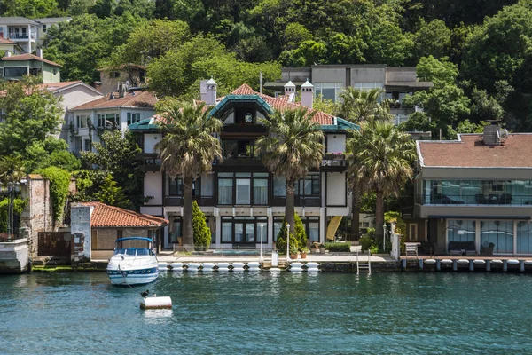 Güzel görünüm boğaz Sahili enfes ahşap evler ve tekne ile İstanbul'a