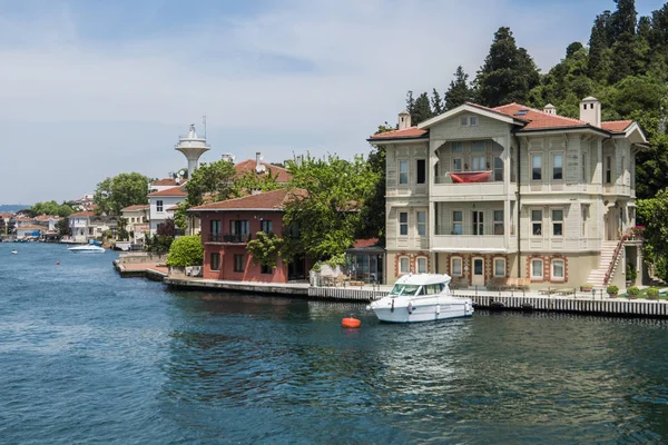 Güzel görünüm boğaz Sahili enfes ahşap evler ve tekne ile İstanbul'a