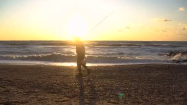 Yaşlı balıkçı şapka Balık tutma gündoğumu, rüzgarlı hava, deniz kıyısında