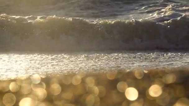 Surf vlny na černém moři s Bokeh na popředí v době východu slunce — Stock video