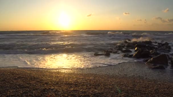 Hermosa puesta de sol sobre el mar Negro con rocas en el agua — Vídeos de Stock