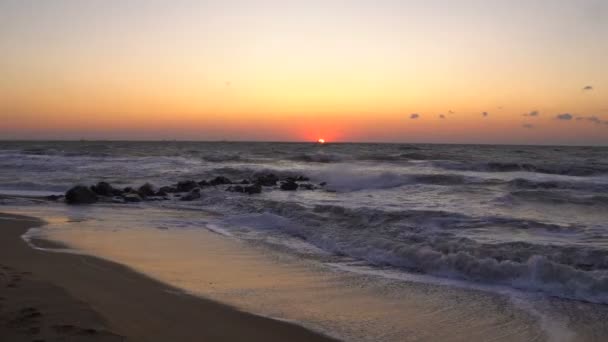 Beau coucher de soleil au-dessus de la mer Noire avec des rochers dans l'eau — Video