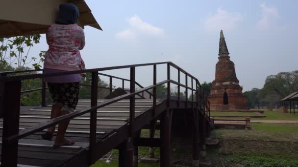 Thaiföld, Auytthaya - 15 mar 2018: Thai-ázsiai emberek dolgozók önkéntes Carry a tető, a híd, a Auytthaya ősi Buddha templom területén — Stock videók