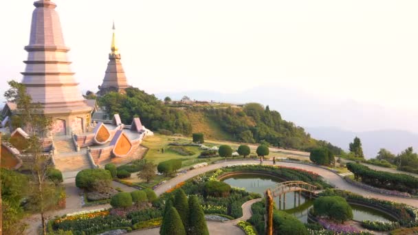 Upływ czasu Landmark Tajlandii świątyni Royal pagody Phra Mahatat Nopphon Phumisiri — Wideo stockowe