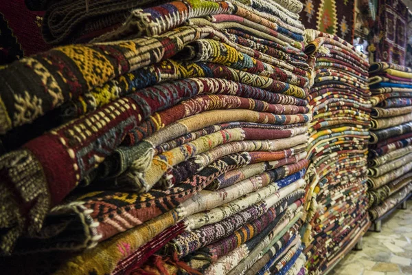 Una pila de alfombras en la tienda de alfombras turcas — Foto de Stock