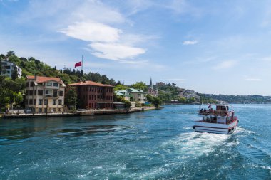 Güzel görünüm boğaz Sahili enfes ahşap evler ve tekne ile İstanbul'a