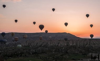 Kapadokya - Sunrise balon uçuş büyük turistik cazibe. Cappadocia dünya çapında en iyi yerlerden biri olarak sıcak hava balonları ile uçmak için bilinen.