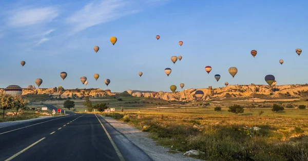 Kapadokya - Balon Turu büyük turistik cazibe. Cappadocia dünya çapında en iyi yerlerden biri olarak sıcak hava balonları ile uçmak için bilinen.