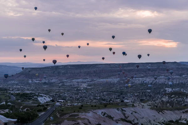 Kapadokya - Balon Turu büyük turistik cazibe. Uçhisar görünümünden