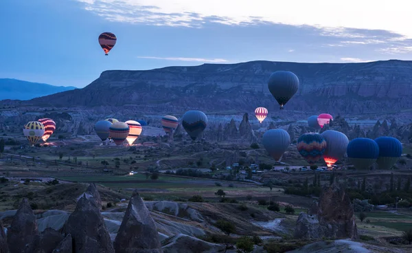 Kapadokya - Sunrise balon uçuş büyük turistik cazibe. Cappadocia dünya çapında en iyi yerlerden biri olarak sıcak hava balonları ile uçmak için bilinen.