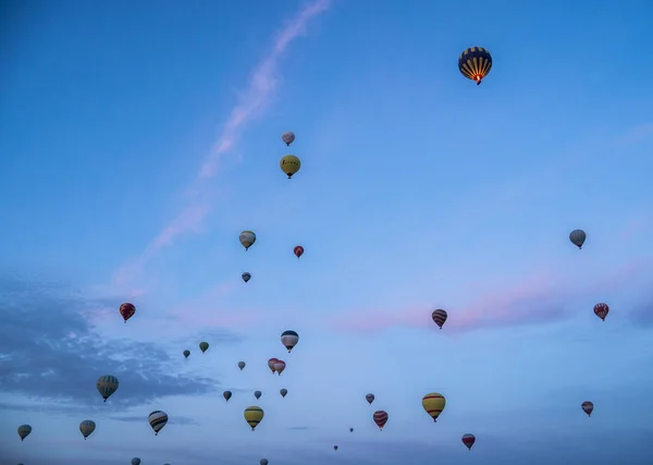 Atrakcję turystyczną Kapadocji - lot balonem. Cappadocia jest znana na całym świecie jako jeden z najlepszych miejsc do pływania z balonów na ogrzane powietrze. — Zdjęcie stockowe