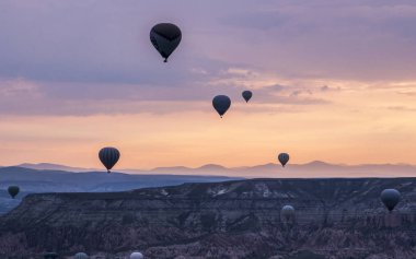 Kapadokya - Balon Turu büyük turistik cazibe. Cappadocia dünya çapında en iyi yerlerden biri olarak sıcak hava balonları ile uçmak için bilinen.