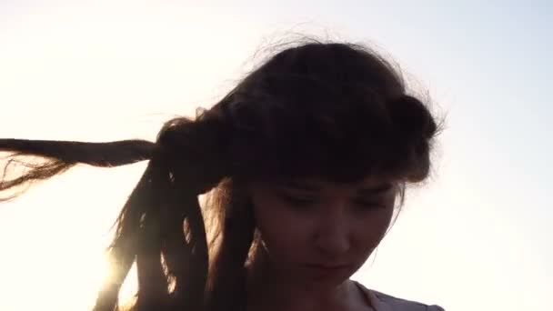 在日出时, 可爱的白种黑发女孩的肖像粉红色的礼服 — 图库视频影像