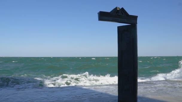 Aplastamiento de grandes olas en el embarcadero frente al mar de hormigón — Vídeos de Stock