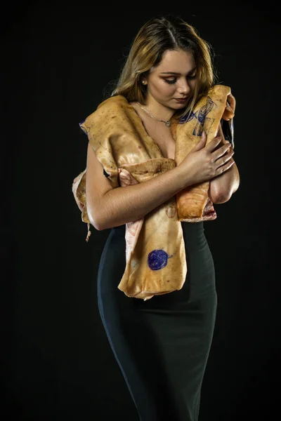 Blonde Girl in Black Dress with Big Eyes Using Pig Skin for Covering. — Stock Photo, Image