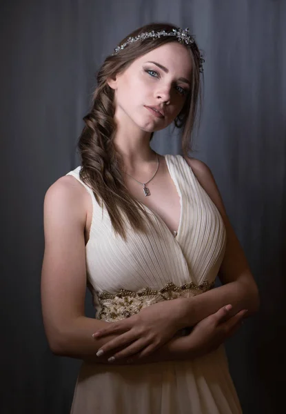 Yaz stüdyoda poz uzun beyaz gece elbisesi giyen genç güzel Bayan portresi. — Stok fotoğraf
