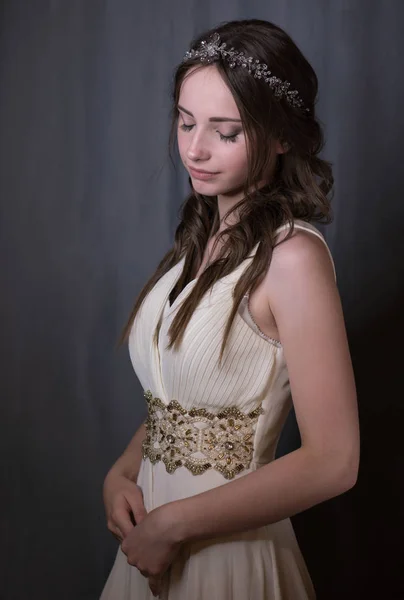 Yaz stüdyoda poz uzun beyaz gece elbisesi giyen genç güzel Bayan portresi. — Stok fotoğraf