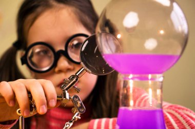 Küçük kız işleme Kimya ödev deney kimyasal gemiler. Çocuk eğitimi