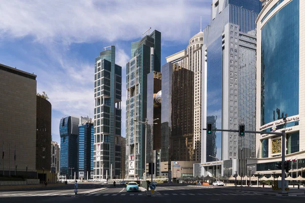 DOHA, QATAR - FEB 2018: Tiro de ângulo largo de arranha-céus altos azuis modernos na cidade de Doha, Qatar . — Fotografia de Stock