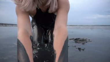 Çok güzel ince sarışın olsun bulaşmış bir siyah çamur ile petrol gibi görünüyor