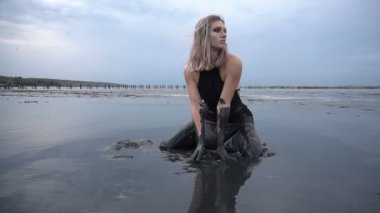 Çok güzel ince sarışın olsun bulaşmış bir siyah çamur ile petrol gibi görünüyor