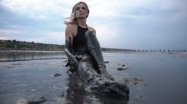 Çok güzel ince sarışın olsun bulaşmış bir siyah çamur ile petrol gibi görünüyor