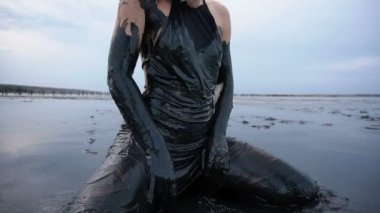 Seksi güzel ince sarışın oturuyor olsun bulaşmış bir siyah çamur ile petrol gibi görünüyor