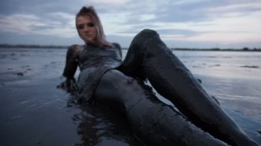 Çok güzel ince sarışın bırakır bulaşmış bir siyah çamur içinde petrol gibi görünüyor