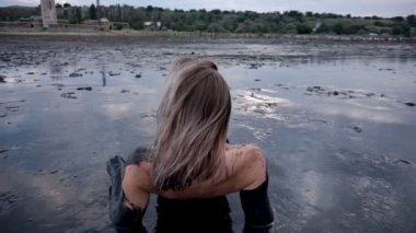 Çok güzel ince sarışın bırakır bulaşmış bir siyah çamur içinde petrol gibi görünüyor