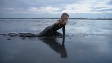 Tarama çok güzel ince sarışın olsun bulaşmış bir siyah çamur ile petrol gibi görünüyor