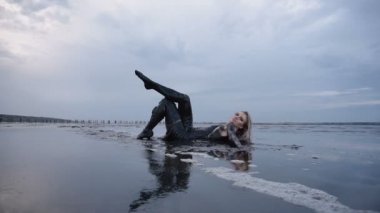 Çok güzel ince sarışın bırakır bulaşmış bir siyah çamur içinde petrol gibi görünüyor