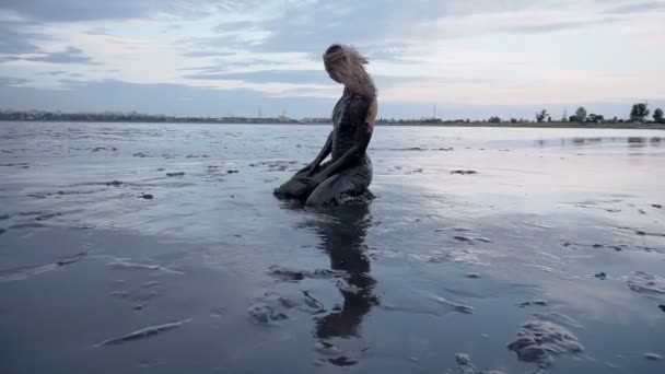 Adorável Slender loira obter manchado com uma lama preta se parece com petróleo — Vídeo de Stock