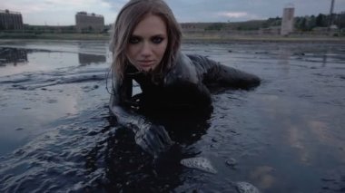 Çok güzel ince sarışın bırakır bulaşmış bir siyah çamur içinde petrol gibi görünüyor