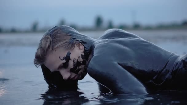 Adorabile Sottile Bionda Ottenere Spalmato Con Nero Fango Assomiglia Petrolio — Video Stock