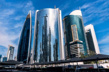 Doha, Katar - Şubat 2018: Geniş açı çekim, Modern mavi yüksek gökdelenler şehirde Doha, Qatar
