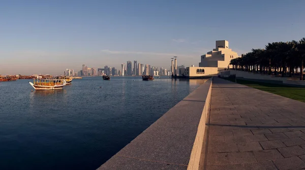 Wunderschöner Blick auf die Skyline von Doha mit traditionellen Holzbooten. Corniche Broadway. Katar, Naher Osten — Stockfoto