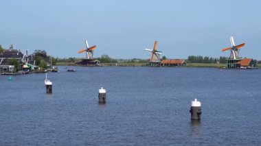 Geleneksel Hollanda yel değirmenleri Zaanse Schans'a, Hollanda. Turistik köyü yakınında yel değirmenleri ile Amsterdam ve tarihi Hollanda evleri
